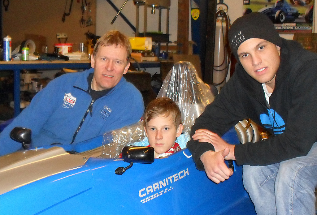 Storebror Marco (t.h.) og teamchef Elvin Nielsen vil guide Lasse L. Sørensen gennem rookie-året i Formel Ford
(Foto: Kirketerp)